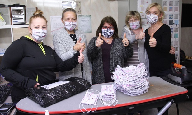 Inicjatorki szycia maseczek ochronnych, od lwej: Kamila Drzewiecka, Barbara Biegun, Katarzyna Heczko, Barbara Kurko i Małgorzata Waligóra.