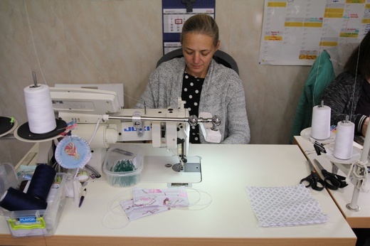 Maseczki ochronne szyje czaniecka firma Ruah