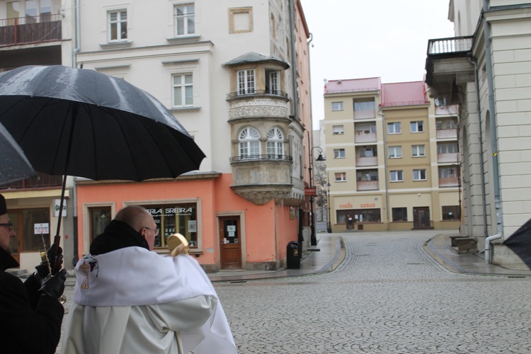 Do miasta i napotkanych ludzi