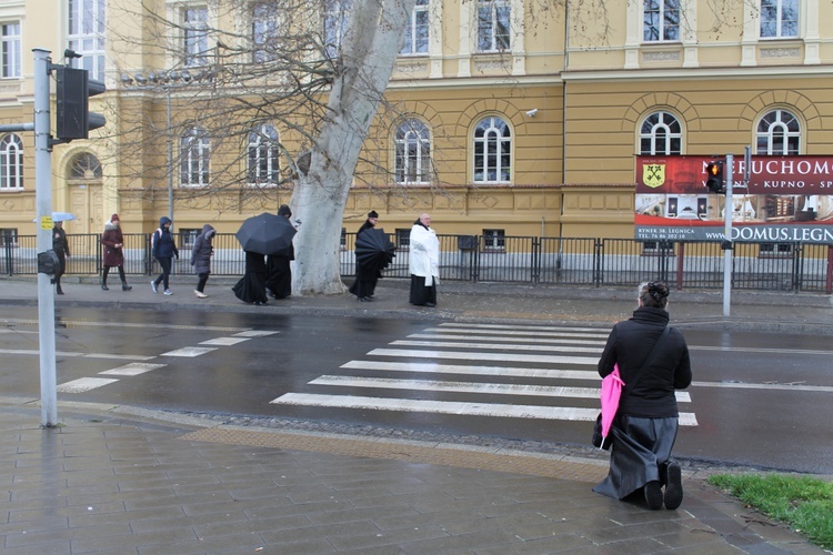 Do miasta i napotkanych ludzi