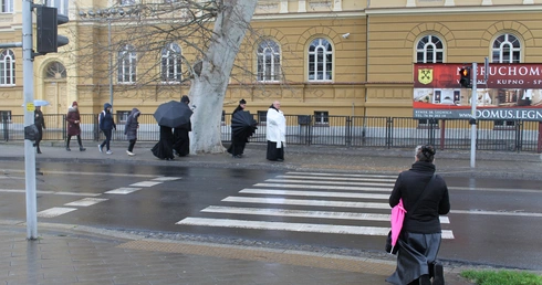 Do miasta i napotkanych ludzi