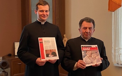Kapłani prezentują przygotowane tradycyjne, papierowe wydanie najnowszego numeru "Gościa Niedzielnego".