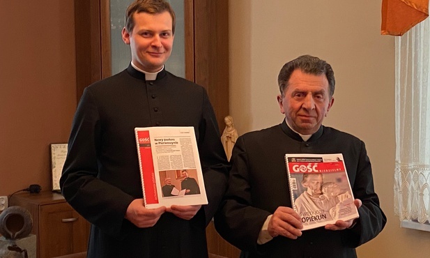 Kapłani prezentują przygotowane tradycyjne, papierowe wydanie najnowszego numeru "Gościa Niedzielnego".