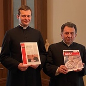 Kapłani prezentują przygotowane tradycyjne, papierowe wydanie najnowszego numeru "Gościa Niedzielnego".