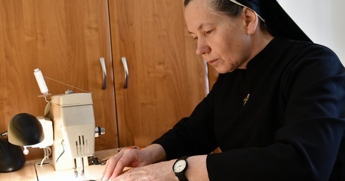 Siostry szyją maseczki ochronne dla szpitala