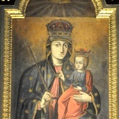 Obraz MB Szczucińskiej dziś umieszczony jest w głównym ołtarzu parafialnego kościoła.