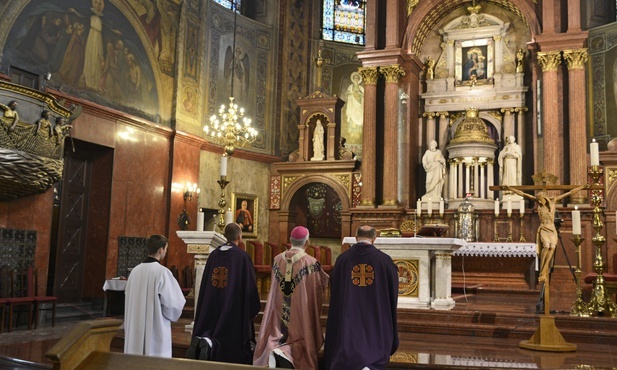 Abp Skworc w Piekarach: Pomóż nam wygrać, Maryjo Lekarko, nasz czas