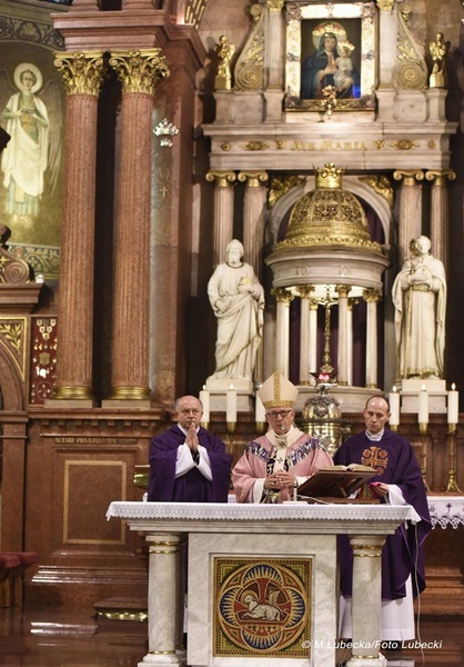 Abp Wiktor Skworc u Matki Boskiej Piekarskiej 