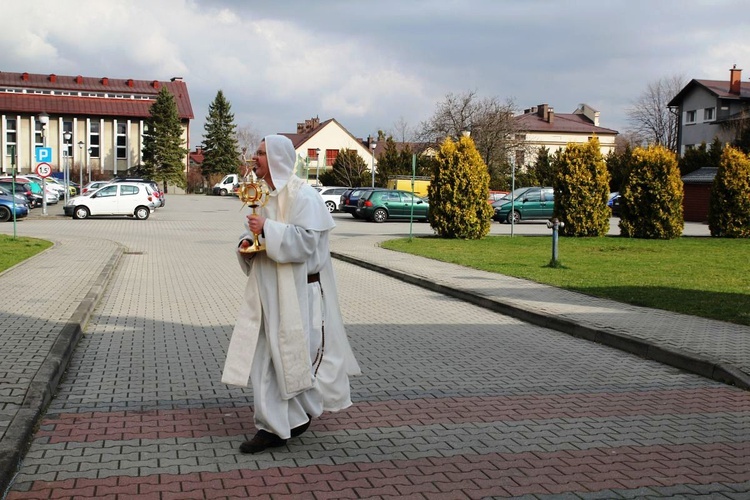 Dominikanie z Najświętszym Sakramentem na ulicach Ustronia-Hermanic