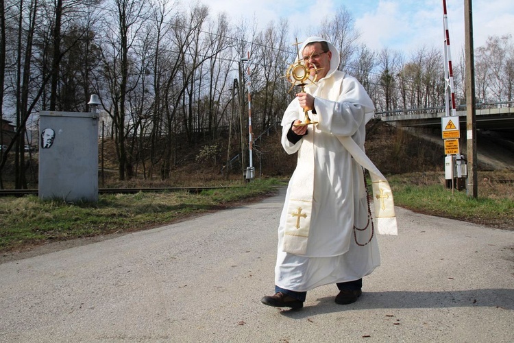 Dominikanie z Najświętszym Sakramentem na ulicach Ustronia-Hermanic