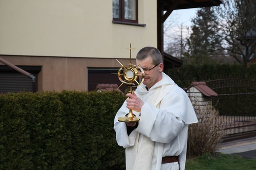 Dominikanie z Najświętszym Sakramentem na ulicach Ustronia-Hermanic