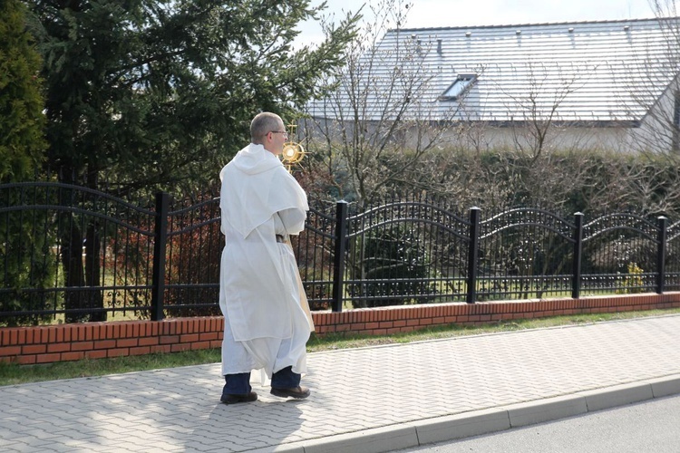 Dominikanie z Najświętszym Sakramentem na ulicach Ustronia-Hermanic