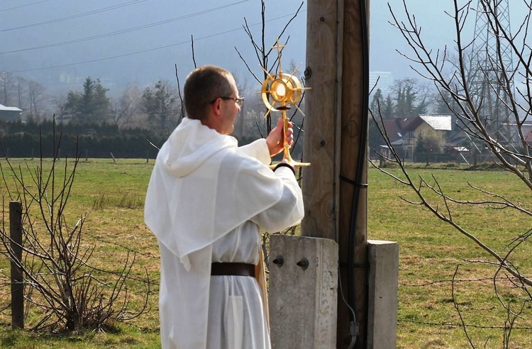 Dominikanie z Najświętszym Sakramentem na ulicach Ustronia-Hermanic