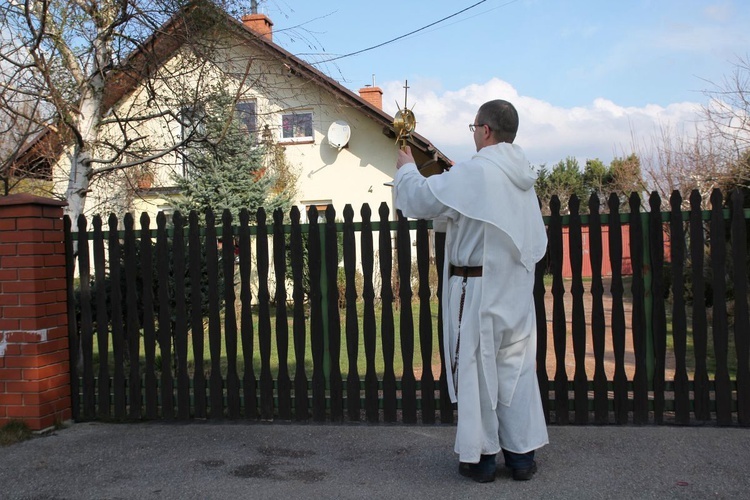 Dominikanie z Najświętszym Sakramentem na ulicach Ustronia-Hermanic