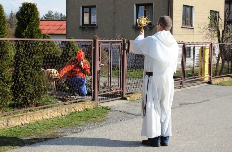 Dominikanie z Najświętszym Sakramentem na ulicach Ustronia-Hermanic