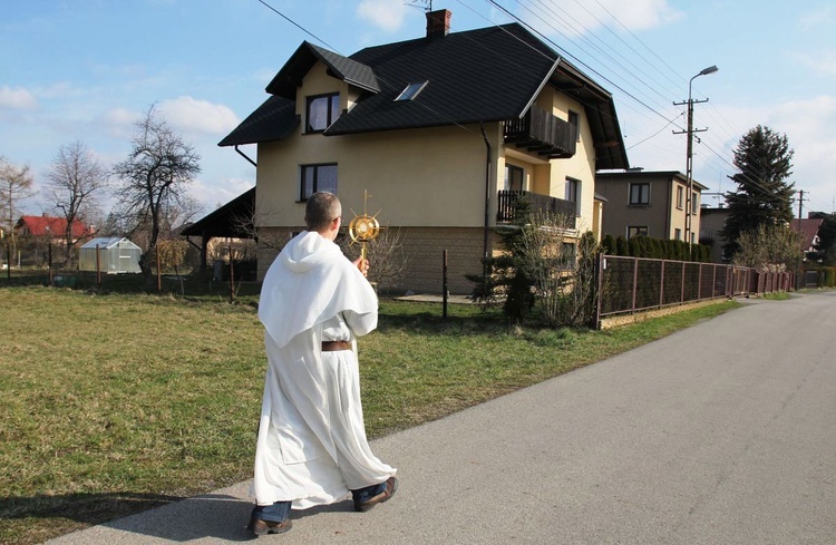 Dominikanie z Najświętszym Sakramentem na ulicach Ustronia-Hermanic