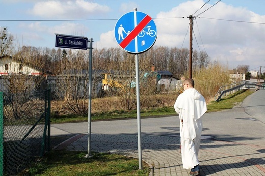 Dominikanie z Najświętszym Sakramentem na ulicach Ustronia-Hermanic