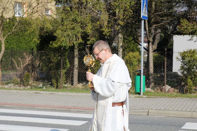 Dominikanie z Najświętszym Sakramentem na ulicach Ustronia-Hermanic