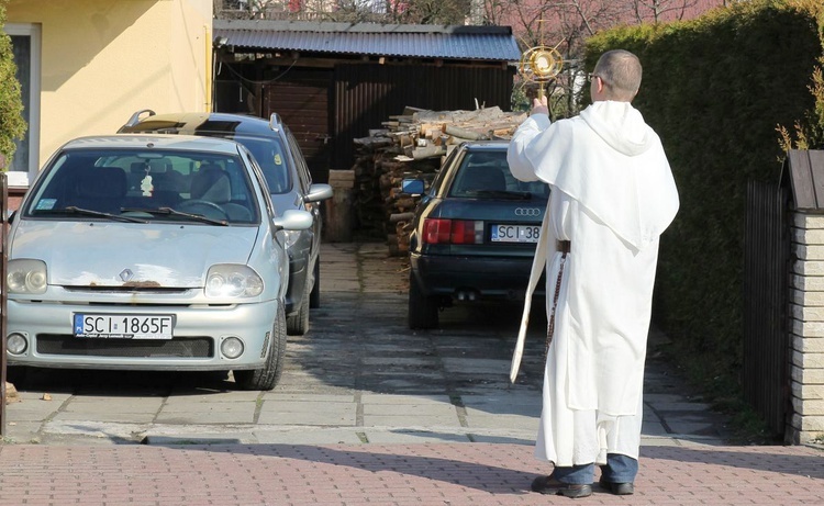 Dominikanie z Najświętszym Sakramentem na ulicach Ustronia-Hermanic