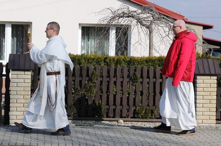 Dominikanie z Najświętszym Sakramentem na ulicach Ustronia-Hermanic