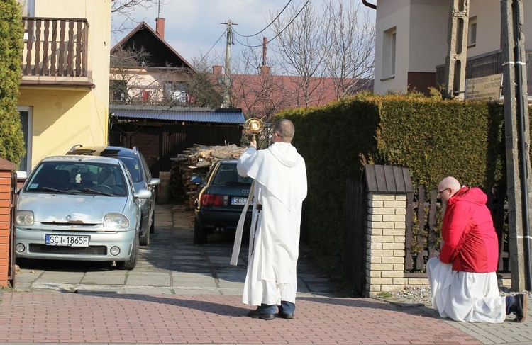 Dominikanie z Najświętszym Sakramentem na ulicach Ustronia-Hermanic