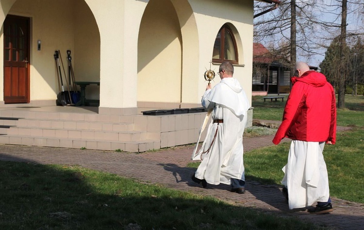 Dominikanie z Najświętszym Sakramentem na ulicach Ustronia-Hermanic