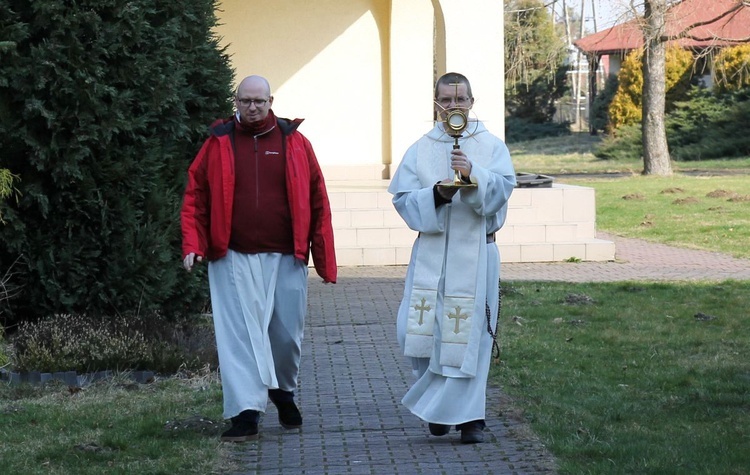 Dominikanie z Najświętszym Sakramentem na ulicach Ustronia-Hermanic