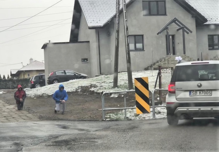 Z Panem Jezusem na ulicach Hałcnowa, wśród domostw parafian