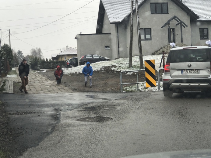 Z Panem Jezusem na ulicach Hałcnowa, wśród domostw parafian