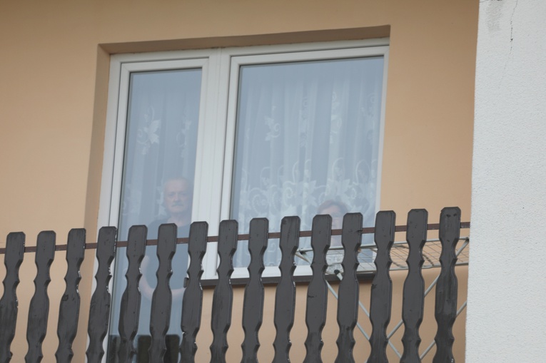 Z Panem Jezusem na ulicach Hałcnowa, wśród domostw parafian