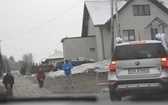 Z Panem Jezusem na ulicach Hałcnowa, wśród domostw parafian
