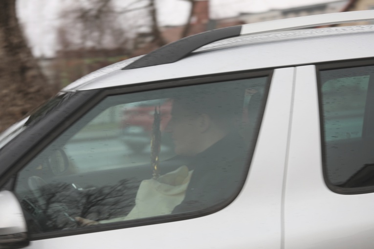 Z Panem Jezusem na ulicach Hałcnowa, wśród domostw parafian