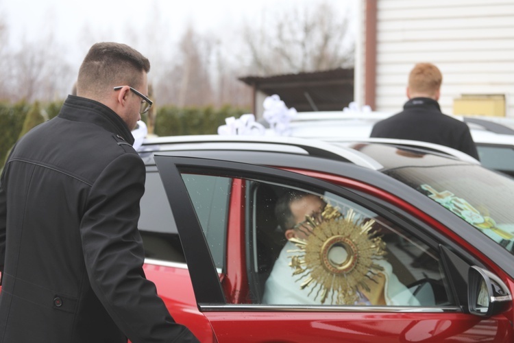 Z Panem Jezusem na ulicach Hałcnowa, wśród domostw parafian