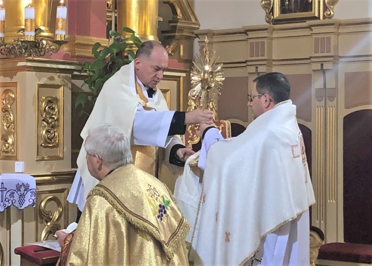 Z Panem Jezusem na ulicach Hałcnowa, wśród domostw parafian