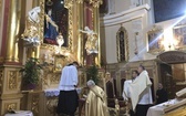 Z Panem Jezusem na ulicach Hałcnowa, wśród domostw parafian