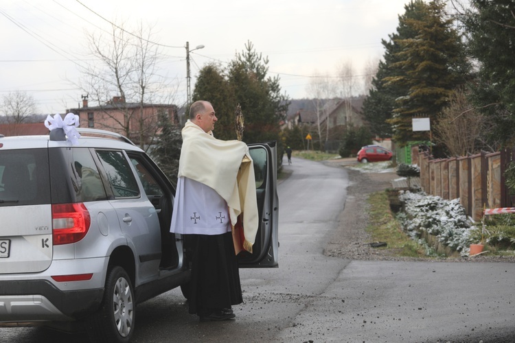 Z Panem Jezusem na ulicach Hałcnowa, wśród domostw parafian