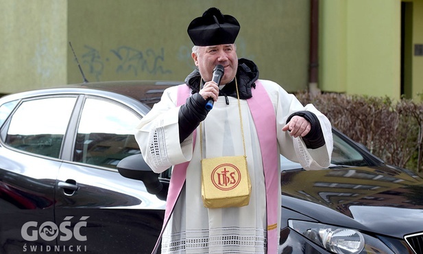 ks. Witold Baczyński po drodze zwoływał ludzi do okien.