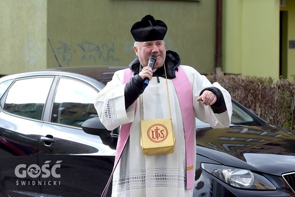 ks. Witold Baczyński po drodze zwoływał ludzi do okien.