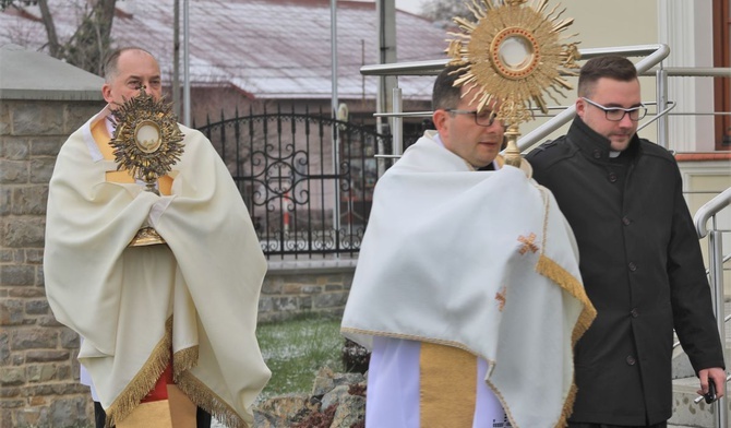 Księża, niosąc monstrancje z Najświętszym Sakramentem, przeszli z bazyliki do samochodów.