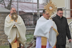 Księża, niosąc monstrancje z Najświętszym Sakramentem, przeszli z bazyliki do samochodów.