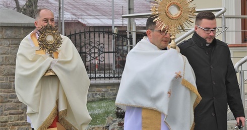 Księża, niosąc monstrancje z Najświętszym Sakramentem, przeszli z bazyliki do samochodów.