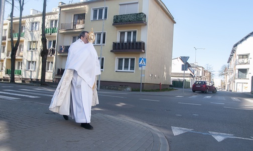 Pan Jezus idzie pustymi ulicami 