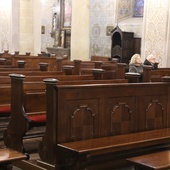 Nieliczni wierni na modlitwie w katedrze płockiej.