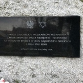 Stalowa Wola, dzielnica Rozwadów. Tablica upamiętniająca zamordowanych Żydów.
