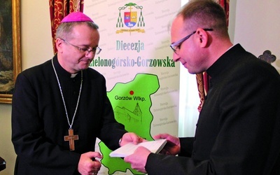 ◄	Biskup ordynariusz przekazał środki  na ręce diecezjalnego duszpasterza służby zdrowia i chorych  – ks. Tomasza Duszczaka.