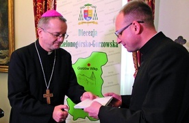 ◄	Biskup ordynariusz przekazał środki  na ręce diecezjalnego duszpasterza służby zdrowia i chorych  – ks. Tomasza Duszczaka.