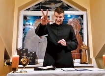 ◄	Ks. Adrian Chojnicki w Rybniku-Chwałowicach wygłasza konferencję w czasie internetowego spotkania Wspólnoty Jezusa Miłosiernego.