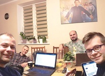 Ekipa kapłanów przez cały czas ewangelizuje młodych przez internet.