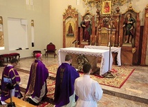 ▼	Dzięki bezpośredniej internetowej transmisji „Gościa Legnickiego”  do modlitwy przyłączyło się kilkuset diecezjan.