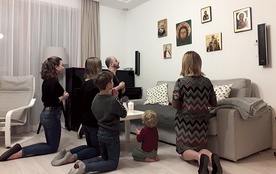 ▲	Rodzina Prokopowiczów w czasie modlitwy różańcowej, do której klękają codziennie o 20.30 w łączności z wieloma wierzącymi.